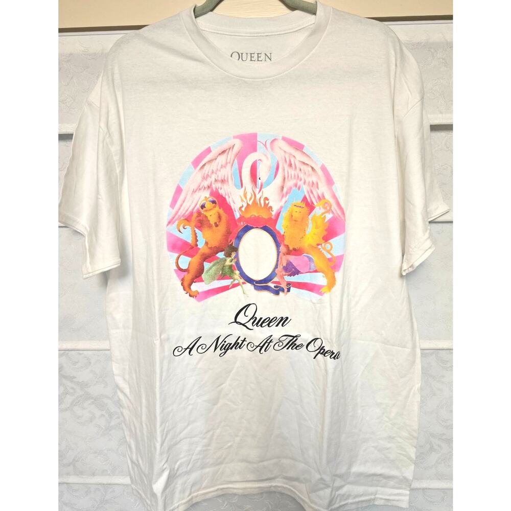 Queen A Night At The Opera Men's XL White Graphic Band T-Shirt NWOT NEW
